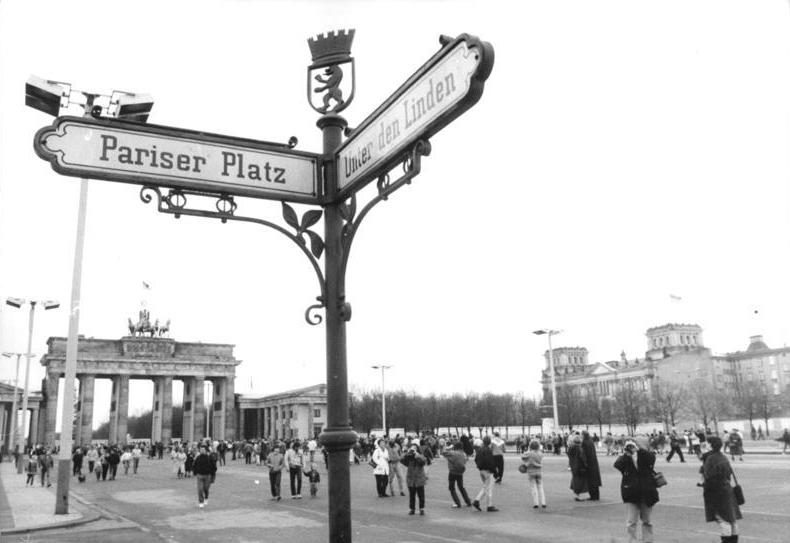 Crowds at the reopened border crossing at the Brandenburg Gate in December 1989